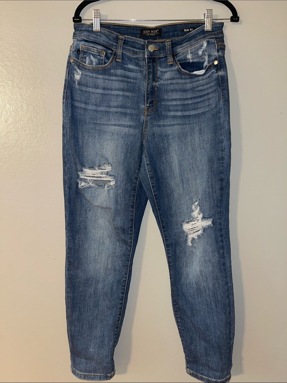 Judy Blue Distressed Boyfriend Jeans in Blue Wash